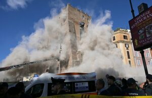 A antiga torre de 30 metros perto do Coliseu de Roma desaba na frente dos turistas, com pelo menos uma pessoa soterrada sob os escombros Uma seção da Torre dei Conti, em Roma, desabou na segunda-feira, deixando uma pessoa gravemente ferida e outra presa sob os escombros.