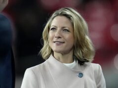 A apresentadora Jacqui Oatley, 50, deixa a ITV enquanto a emissora anuncia que TODA a equipe será trocada para cobertura esportiva Jacqui Oatley deve deixar a ITV Sport, pois deixará de produzir sua própria cobertura de dardos