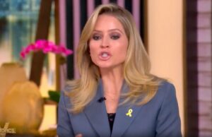 A apresentadora de ‘The View’ Whoopi Goldberg nocauteada por Sara Haines Piada sobre o suposto cão de serviço de Ghislaine Maxwell: ‘Muito em breve!’ A apresentadora de 'The View' Whoopi Goldberg nocauteada por Sara Haines Piada sobre o suposto cão de serviço de Ghislaine Maxwell: 'Muito em breve!'