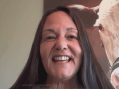 A ativista animal Ellie Laks detona a tradição do presidente perdoar a Turquia 112625_ellie_laks_kal