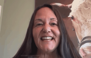 A ativista animal Ellie Laks detona a tradição do presidente perdoar a Turquia 112625_ellie_laks_kal