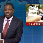 Michael Che do snl na frente do gráfico sobre os benefícios do SNAP