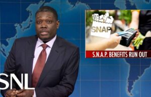 A atualização de fim de semana do SNL zomba da reforma surda do banheiro da Casa Branca de Donald Trump Michael Che do snl na frente do gráfico sobre os benefícios do SNAP