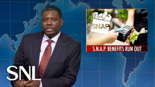 A atualização de fim de semana do SNL zomba da Michael Che do snl na frente do gráfico sobre os benefícios do SNAP