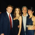 Donald Trump, sua então namorada Melania Knauss, Jeffrey Epstein e Ghislaine Maxwell em Mar-a-Lago em 2000