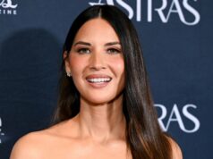 A bolsa desleixada de camurça de Olivia Munn comporta praticamente tudo – esta bolsa de US $ 27 dá a você o visual Jéssica Alba