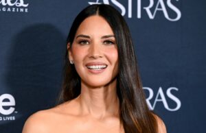 A bolsa desleixada de camurça de Olivia Munn comporta praticamente tudo – esta bolsa de US $ 27 dá a você o visual Jéssica Alba