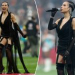 A cantora Karina Pasian, dos EUA, se prepara para cantar o hino nacional durante a partida da NFL entre Miami Dolphins e Washington Commanders no Estádio Santiago Bernabeu, em Madrid, em 16 de novembro de 2025. (
