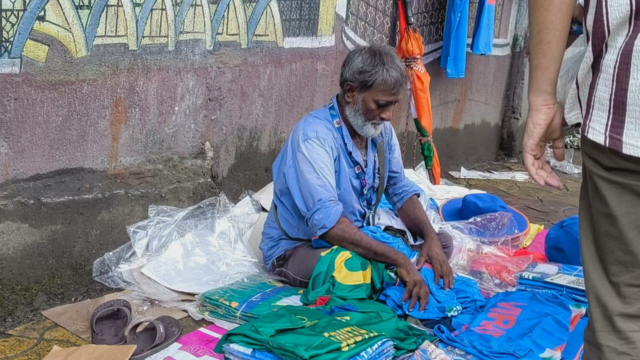 A chuva prejudica os negócios, mas não o ânimo dos A chuva prejudica os negócios, mas não o ânimo dos fãs e vendedores em Navi Mumbai