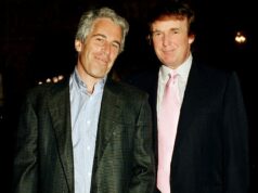 A conspiração de Epstein para ‘deixar Trump se enforcar’ no debate presidencial revelada em e-mails impressionantes Jeffrey Epstein e Donald Trump no Mar-a-Lago Club em Palm Beach, Flórida, em 1997