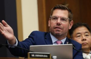 A corrida para governador da Califórnia continua esquentando, com o crítico de Trump, o deputado Eric Swalwell entrando em cena A corrida para governador da Califórnia continua esquentando, com o crítico de Trump, o deputado Eric Swalwell entrando em cena