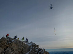 A cruz dourada no pico mais alto da Alemanha tem muitos adesivos. Agora está sendo restaurado Yahoo news home