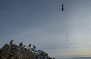 A cruz dourada no pico mais alto da Alemanha tem muitos adesivos. Agora está sendo restaurado Yahoo news home