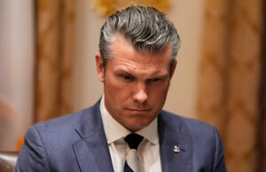 Hegseth confessa plano de transformar a CNN em propaganda MAGA O desafiante democrata Mark Kelly se prepara para debater com a senadora norte-americana Martha McSally, R-Ariz., na Escola de Jornalismo Walter Cronkite em Phoenix, Arizona, terça-feira, 6 de outubro de 2020. (Rob Schumacher/The Arizona Republic via AP, Pool)