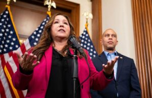 A democrata Adelita Grijalva será empossada 7 semanas após vencer as eleições na Câmara Yahoo news home