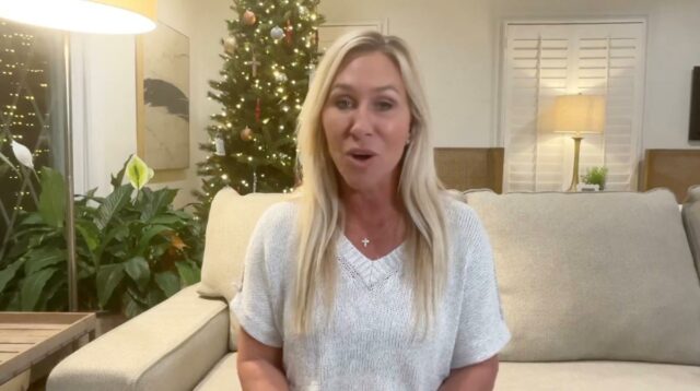 A deputada Marjorie Taylor Greene deixando o Congresso após rivalidade com Trump
