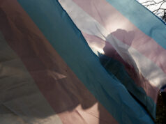 A destransição é rara, mas está impulsionando a política anti-trans de qualquer maneira Com permissão de Mike Luckovich e Creators Syndicate.