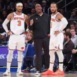 O técnico do Knicks, Mike Brown (M), fala com o guarda do New York Knicks Josh Hart #3 (L) e o guarda do New York Knicks Jalen Brunson #11 (R) durante o terceiro quarto.