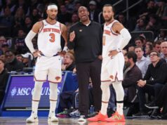A distinta mudança de comunicação que Mike Brown está trazendo para os Knicks O técnico do Knicks, Mike Brown (M), fala com o guarda do New York Knicks Josh Hart #3 (L) e o guarda do New York Knicks Jalen Brunson #11 (R) durante o terceiro quarto.