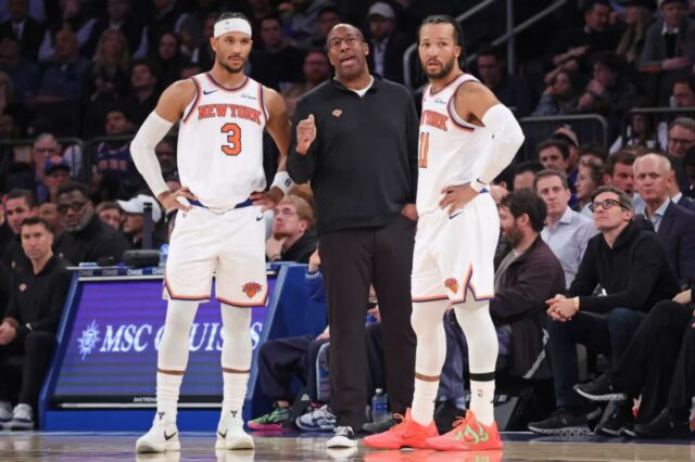 O técnico do Knicks, Mike Brown (M), fala com o guarda do New York Knicks Josh Hart #3 (L) e o guarda do New York Knicks Jalen Brunson #11 (R) durante o terceiro quarto.