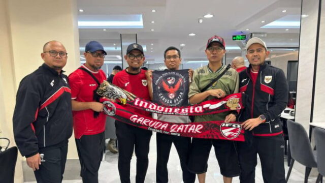 A emocionante euforia dos torcedores da seleção indonésia dá as boas-vindas à Copa do Mundo Sub-17 no Catar. Há um desfile com atributos vermelhos e brancos
