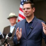 A entrada de Eric Swalwell na corrida para governador da Califórnia ecoa momentos icônicos da TV tarde da noite