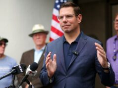 A entrada de Eric Swalwell na corrida para governador da Califórnia ecoa momentos icônicos da TV tarde da noite A entrada de Eric Swalwell na corrida para governador da Califórnia ecoa momentos icônicos da TV tarde da noite