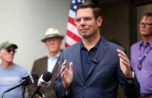 A entrada de Eric Swalwell na corrida para governador da Califórnia ecoa momentos icônicos da TV tarde da noite A entrada de Eric Swalwell na corrida para governador da Califórnia ecoa momentos icônicos da TV tarde da noite