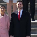 JD Vance quebra o troféu do campeonato nacional de futebol universitário em visita à Casa Branca do estado de Ohio