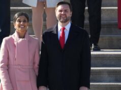 A esposa do vice-presidente JD Vance, Usha, aborda especulações sobre alianças de casamento JD Vance quebra o troféu do campeonato nacional de futebol universitário em visita à Casa Branca do estado de Ohio