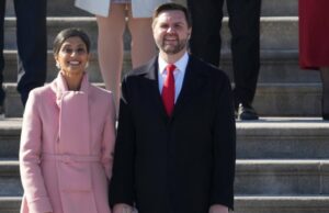 A esposa do vice-presidente JD Vance, Usha, aborda especulações sobre alianças de casamento JD Vance quebra o troféu do campeonato nacional de futebol universitário em visita à Casa Branca do estado de Ohio