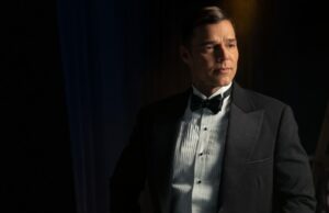 A estreia da segunda temporada de “Palm Royale” revela o destino de Robert Ricky Martin em