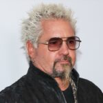 A estrela de “Flavor Town Food Fight” Guy Fieri confinado a uma cadeira de rodas após uma cirurgia de emergência para reparar o músculo quadríceps “explodido”