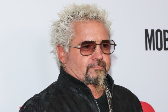 A estrela de “Flavor Town Food Fight” Guy Fieri confinado A estrela de “Flavor Town Food Fight” Guy Fieri confinado a uma cadeira de rodas após uma cirurgia de emergência para reparar o músculo quadríceps “explodido”
