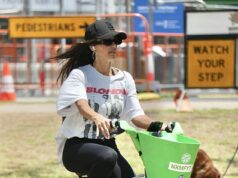 A estrela de Hollywood Jessica Alba se mistura com os habitantes locais enquanto explora a Gold Coast de bicicleta Jessica Alba (foto) desfrutou de um tempo relaxante na Gold Coast no sábado