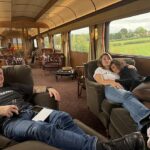 Uma foto postada online por Laurence Fox, líder do Reclaim Party, mostrava (da esquerda para a direita) Tommy Robinson, Holly Valance e a esposa de Fox, Elizabeth, esparramados em um sofá em um dos vagões do trem.