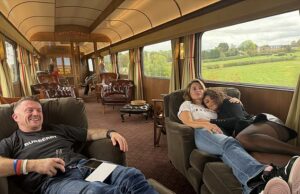 A estrela de Neighbours, Holly, está se aproximando do bandido de direita Tommy Robinson? Eles são fotografados em um trem a vapor enquanto amigos fazem perguntas Uma foto postada online por Laurence Fox, líder do Reclaim Party, mostrava (da esquerda para a direita) Tommy Robinson, Holly Valance e a esposa de Fox, Elizabeth, esparramados em um sofá em um dos vagões do trem.