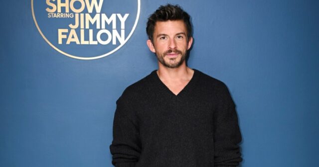 A estrela de 'Wicker' Jonathan Bailey é revelada como o Jason Kelce brinca com a esposa Kylie já o chama de homem mais sexy do mundo