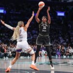 O pivô do New York Liberty, Jonquel Jones (35), ultrapassou o atacante do Phoenix Mercury, Satou Sabally (0), durante os Playoffs da WNBA de 2025.