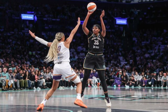 O pivô do New York Liberty, Jonquel Jones (35), ultrapassou o atacante do Phoenix Mercury, Satou Sabally (0), durante os Playoffs da WNBA de 2025.