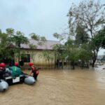 A evacuação dos residentes de Aceh é dificultada pela perda de acesso rodoviário, cortes de energia e redes de comunicação