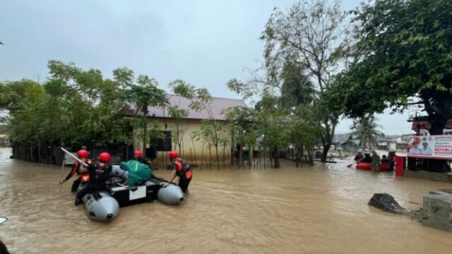 A evacuação dos residentes de Aceh é dificultada pela perda de acesso rodoviário, cortes de energia e redes de comunicação
