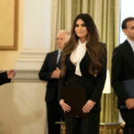Donald Trump Jr. e sua noiva Kimberly Guilfoyle assistem à lista de chamada dos estados durante o primeiro dia da Convenção Nacional Republicana, segunda-feira, 15 de julho de 2024, em Milwaukee. (Foto AP/Evan Vucci)