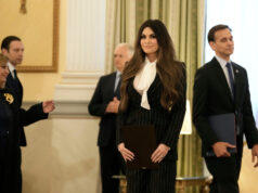 A ex de Don Jr. literalmente dança para um show diplomático confortável Donald Trump Jr. e sua noiva Kimberly Guilfoyle assistem à lista de chamada dos estados durante o primeiro dia da Convenção Nacional Republicana, segunda-feira, 15 de julho de 2024, em Milwaukee. (Foto AP/Evan Vucci)