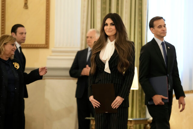 A ex de Don Jr. literalmente dança para um show Donald Trump Jr. e sua noiva Kimberly Guilfoyle assistem à lista de chamada dos estados durante o primeiro dia da Convenção Nacional Republicana, segunda-feira, 15 de julho de 2024, em Milwaukee. (Foto AP/Evan Vucci)