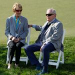 Jack Nicklaus (r.) e sua esposa, Barbara (l.), após a rodada final do Memorial em Dublin, Ohio, em 1º de junho de 2025.