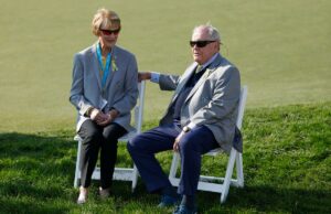A ex-empresa de Jack Nicklaus pede falência depois que a lenda do golfe ganha um processo por difamação de US$ 50 milhões Jack Nicklaus (r.) e sua esposa, Barbara (l.), após a rodada final do Memorial em Dublin, Ohio, em 1º de junho de 2025.