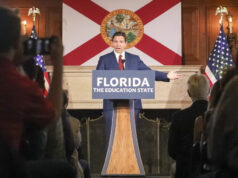 A faculdade da Flórida vai à falência – mas pelo menos não acordou ARQUIVO - Uma estudante passa pela placa no New College of Florida, 20 de janeiro de 2023, em Sarasota, Flórida (AP Photo/Chris O'Meara, Arquivo)