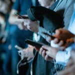 Falha de segurança do WhatsApp expôs 3,5 bilhões de números de telefone – incluindo o seu | Close de uma multidão de pessoas usando seus smartphones