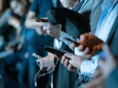 A falha de segurança do WhatsApp expôs 3,5 bilhões de números de telefone – incluindo o seu Falha de segurança do WhatsApp expôs 3,5 bilhões de números de telefone – incluindo o seu | Close de uma multidão de pessoas usando seus smartphones